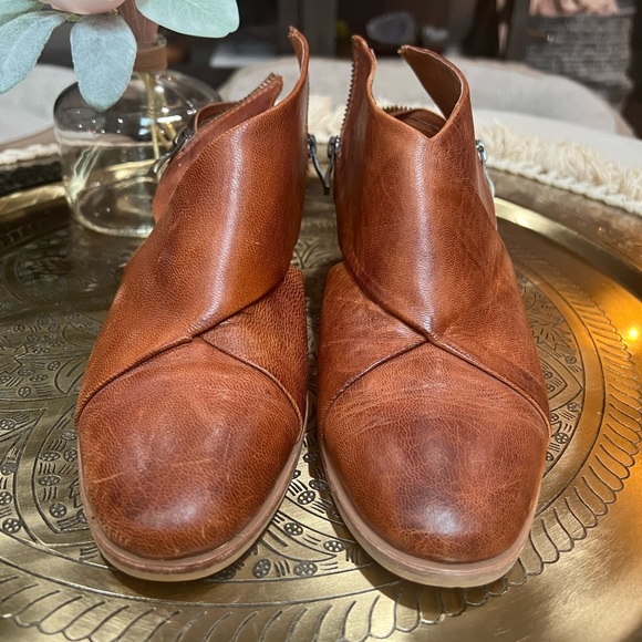 Antelope Shoes - 🤍 Antelope open zipper leather mule, size 39 🤍